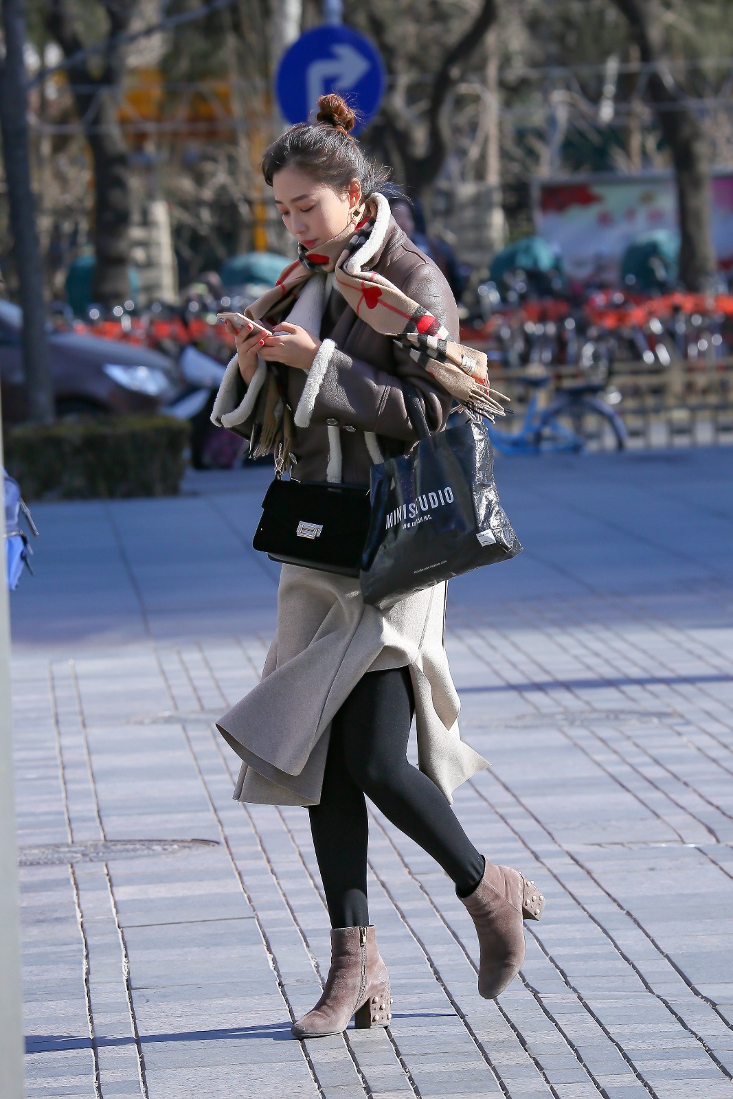 街拍:丸子头姑娘的穿着很简单,很耐看