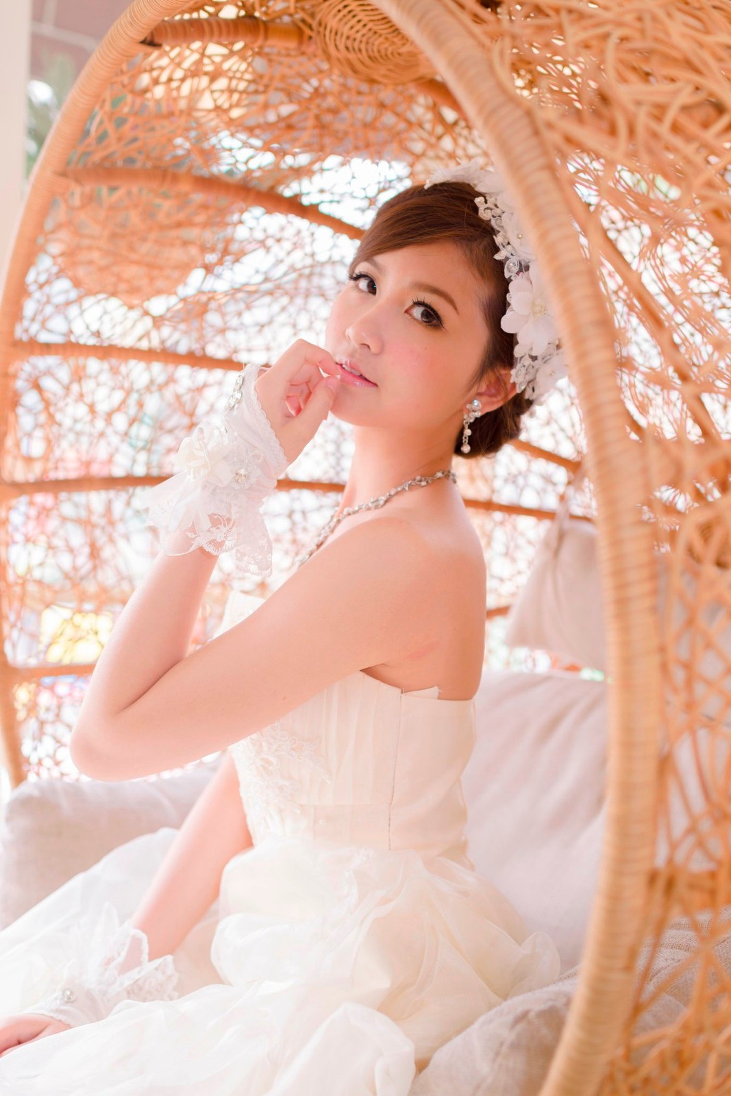 衣着白色漂亮礼服的青春美丽姑娘