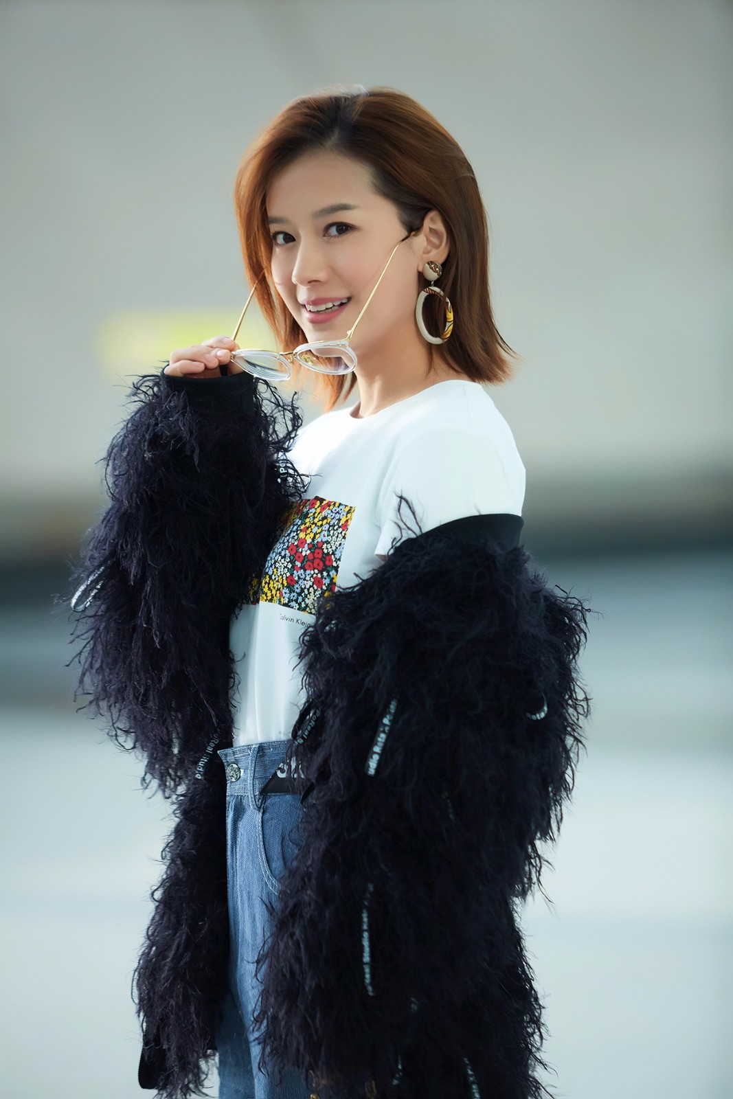 邓燕歌玩转oversize风 机场街拍大片尽显摩登时尚