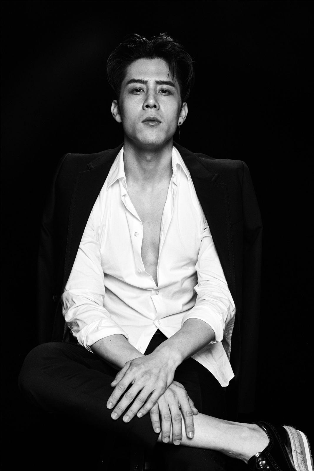 胡宇威曝光写真大片 低调玩转"暗夜骑士"魅力