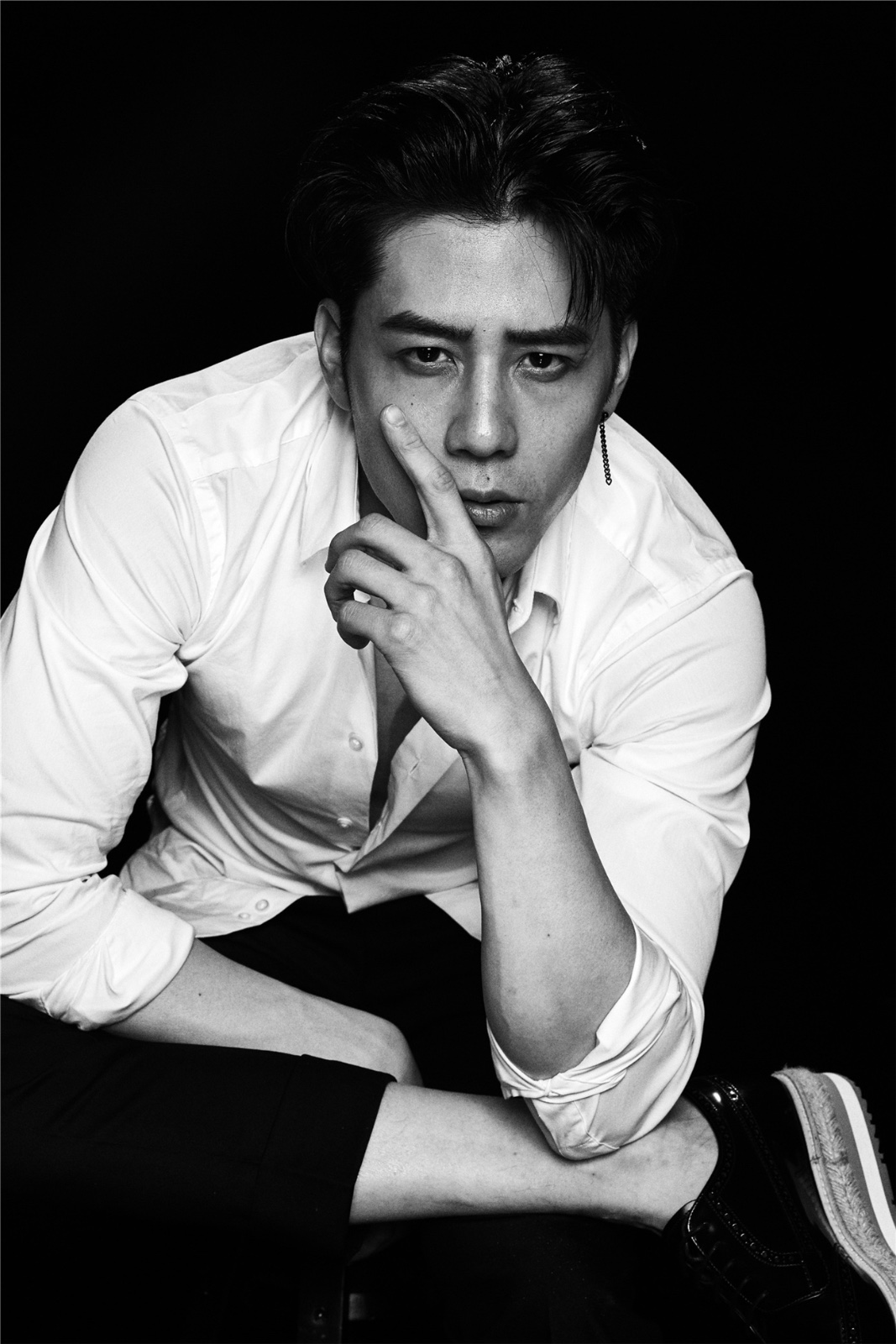 摒弃了西装刻板风格,镜头前胡宇威自然随性间展现了帅气型男的不同面.