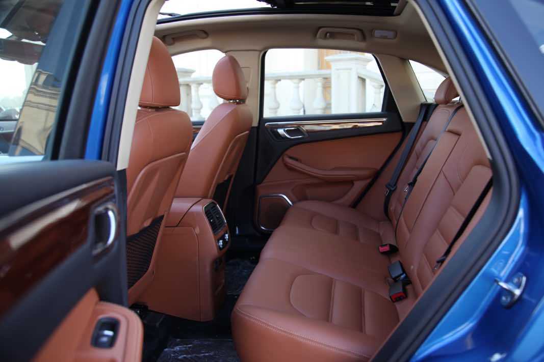 后排空间众泰sr9依托同级别最佳的2850mm轴距,整体乘坐空间较为舒适.