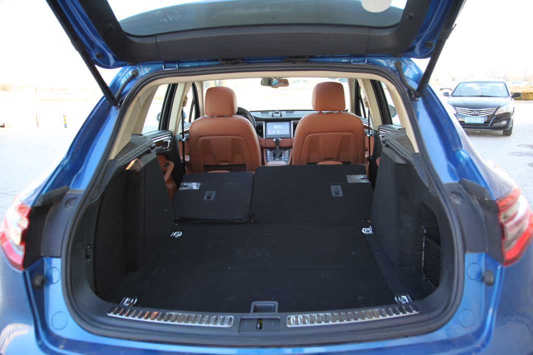 众泰sr9采用电动开关尾箱,整体开启角度较大,方便放置大件物品.