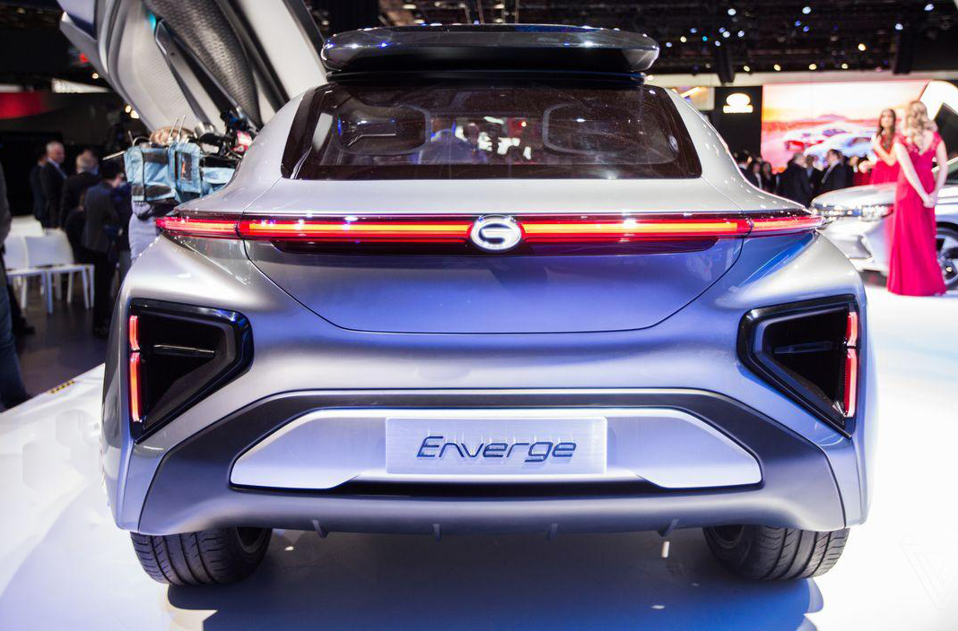 科幻蝴蝶门,飞船座舱内饰,支持无线充电,专攻美国市场的国产车