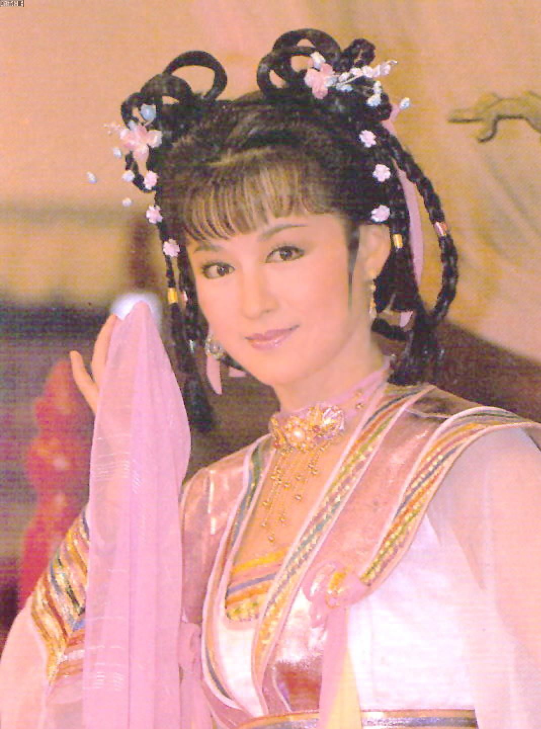 还是小龙女,比大家熟悉的李若彤还要美上好几分,是当之无愧的第一美人