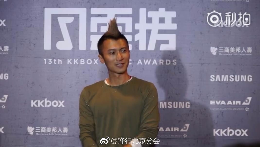 谢霆锋头顶鸡冠头登上kkbox风云榜,问女友王菲笑而不答