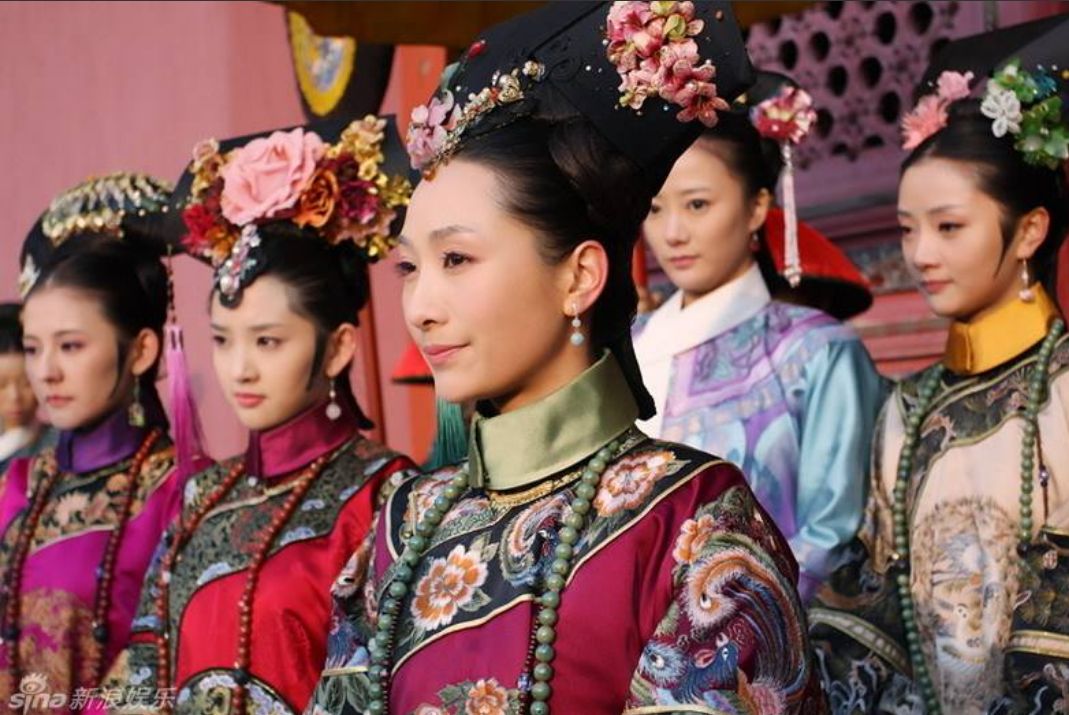 她无子女,却是后宫唯一从贵人升妃的,失宠后很快死亡,原因成谜