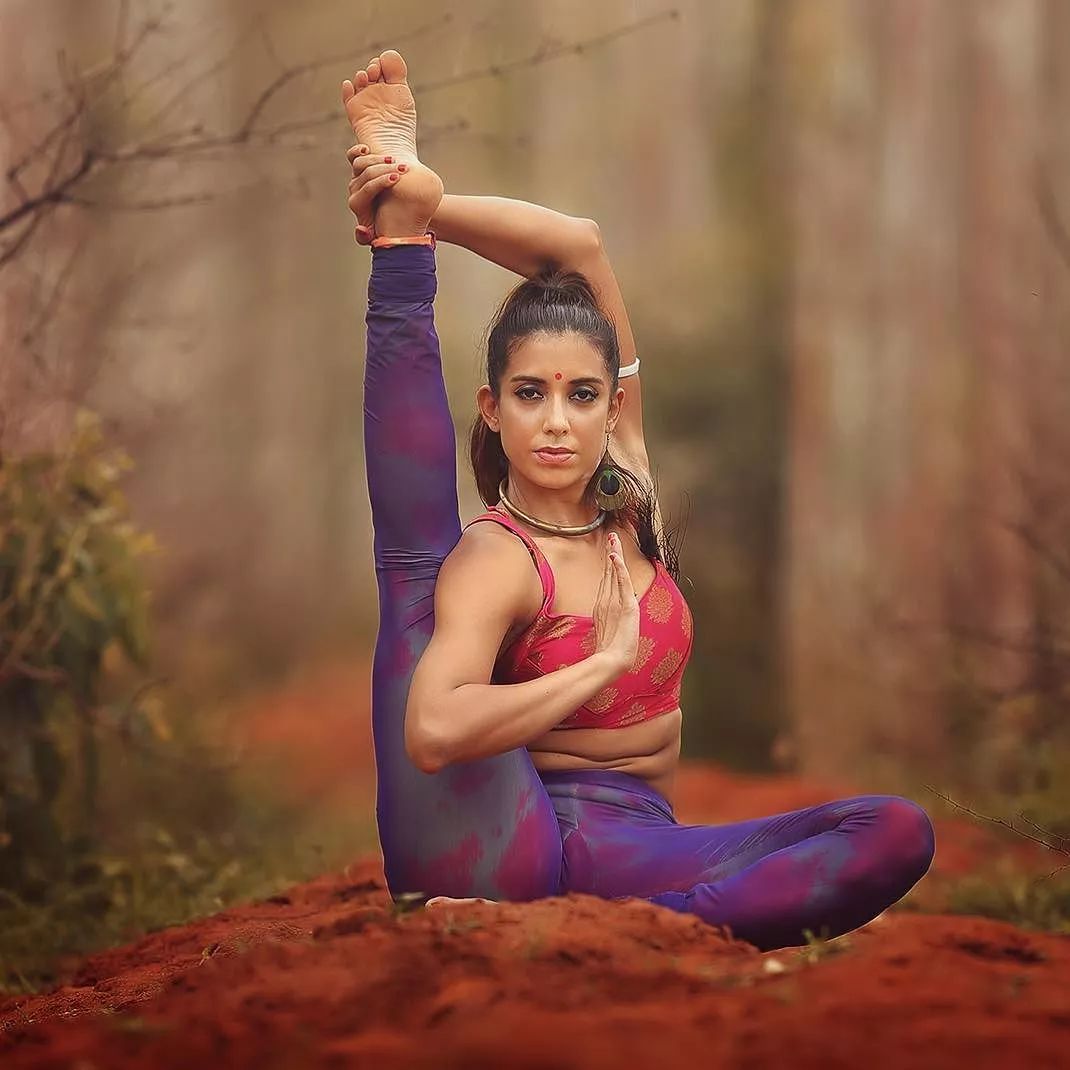 现代女性练习古印度瑜伽时空穿越美如天神