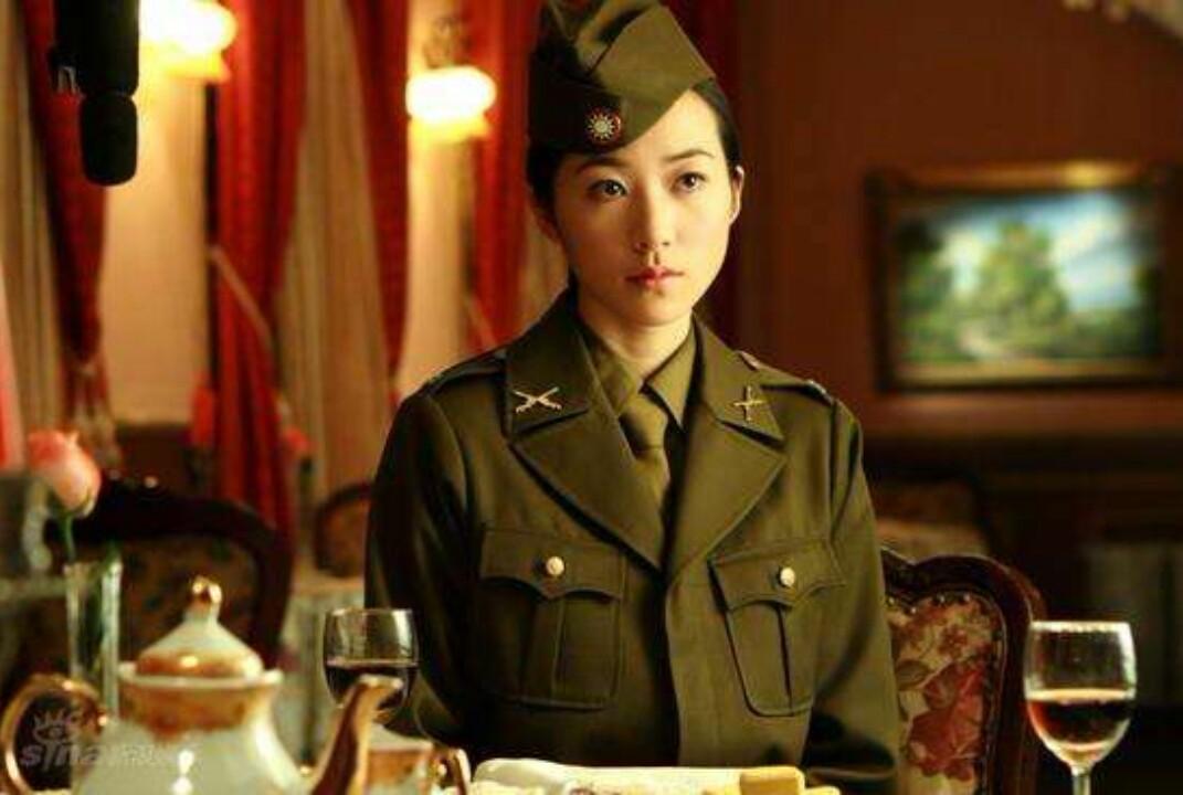 盘点女星谍战剧造型周冬雨风衣是标配刘诗诗依然优雅