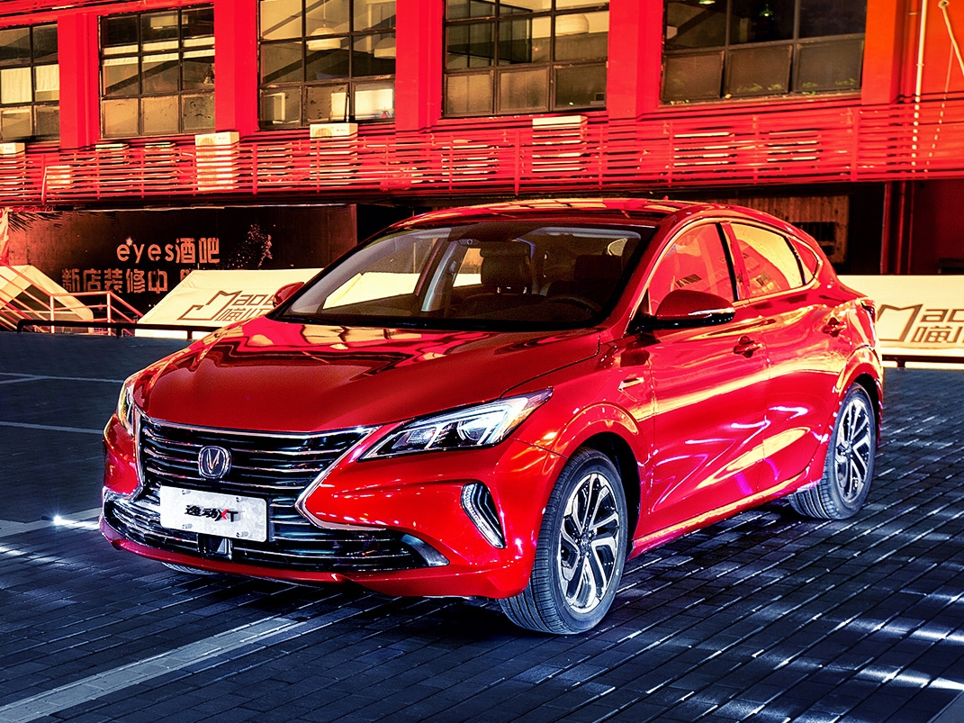 全新家族造型长安全新逸动xt官图发布香车美女相得益彰