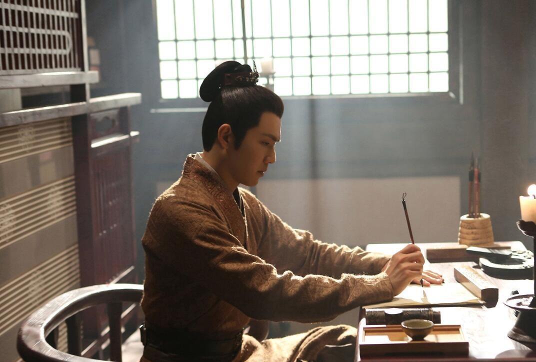 高情千古《闲居赋》,争信安仁拜路尘.