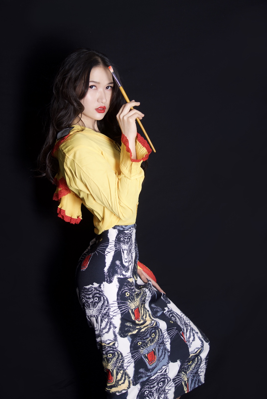 画家西茜照近照