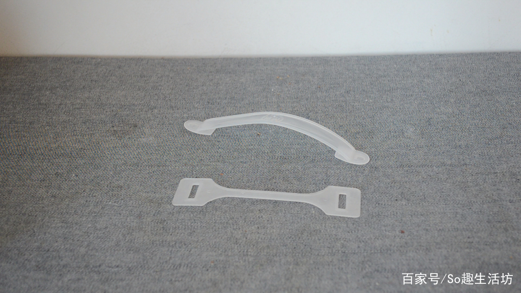 纸箱上塑料把手不要扔,这样改造粘在门边上超实用,人人见了夸好