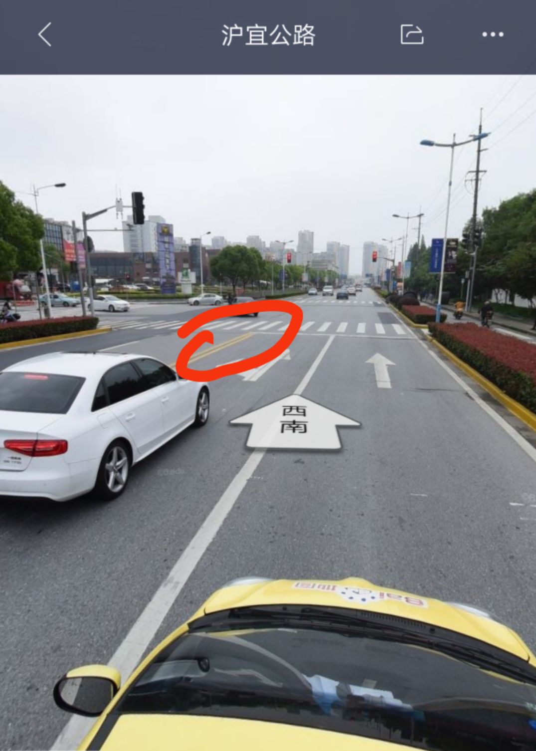 从图片上看,沪宜公路路间设有双黄线,槎溪路路间设有单黄线.