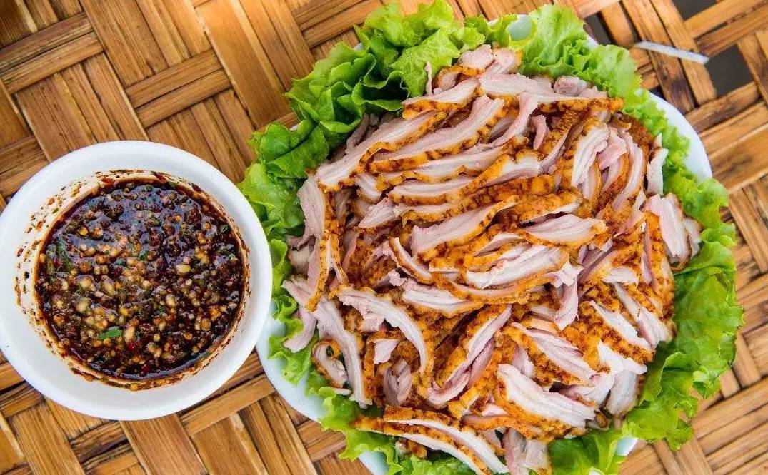 猪生肉,熟肉拌柠檬水德宏最出名的风味美食之一撒