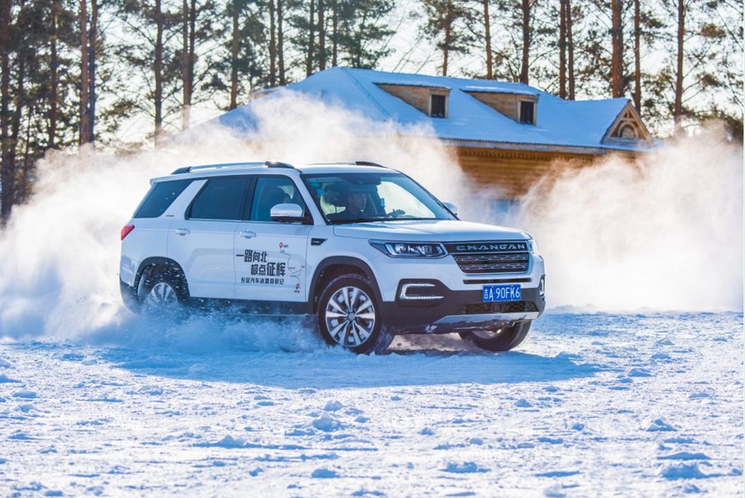 傲立雪中的等待,远程启动长安cs95,让车暖暖的很贴心