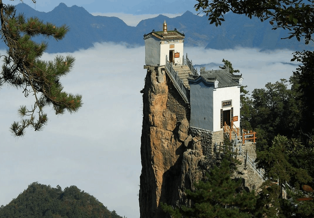 陕西大山上发现一座寺庙 至今已有400多年 周围就是悬崖绝壁