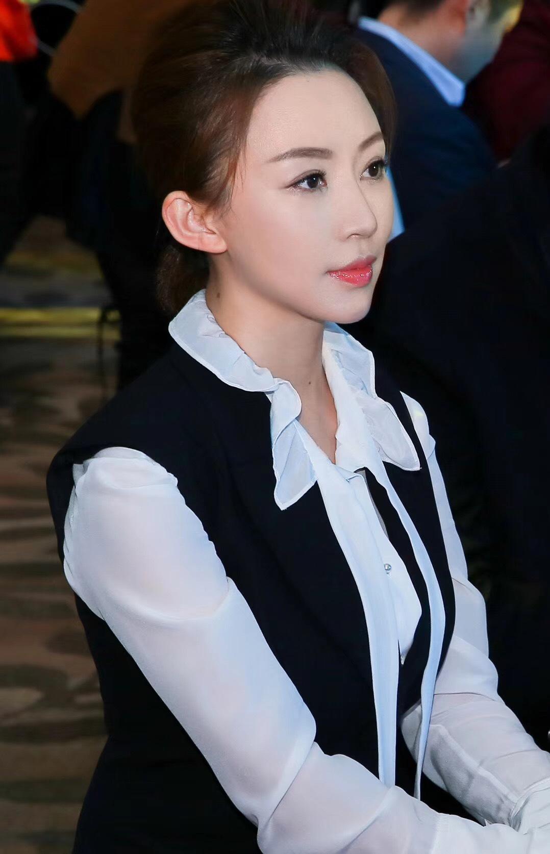 潘晓婷出席大型公益活动 身体力行关爱困境儿童