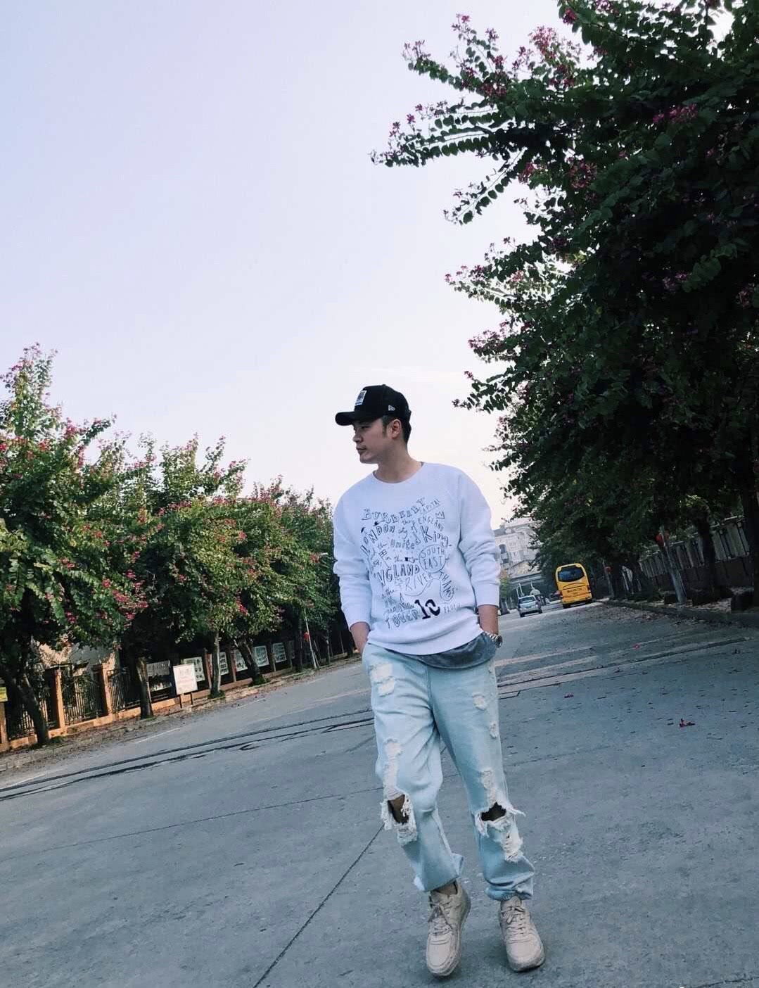 陈赫大方晒全身照p图风格是越来越像老婆张子萱