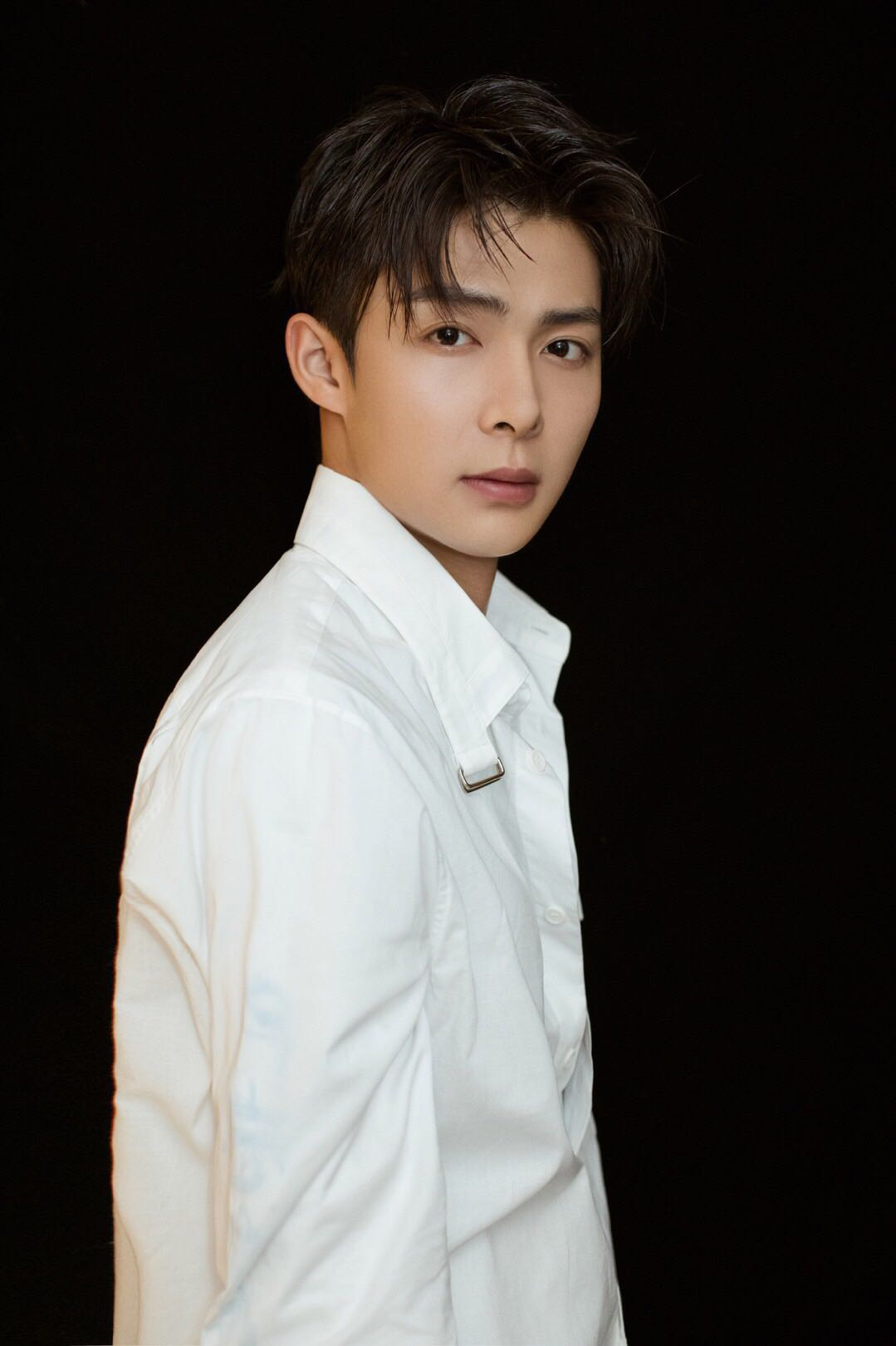 白衣少年张铭恩帅爆了