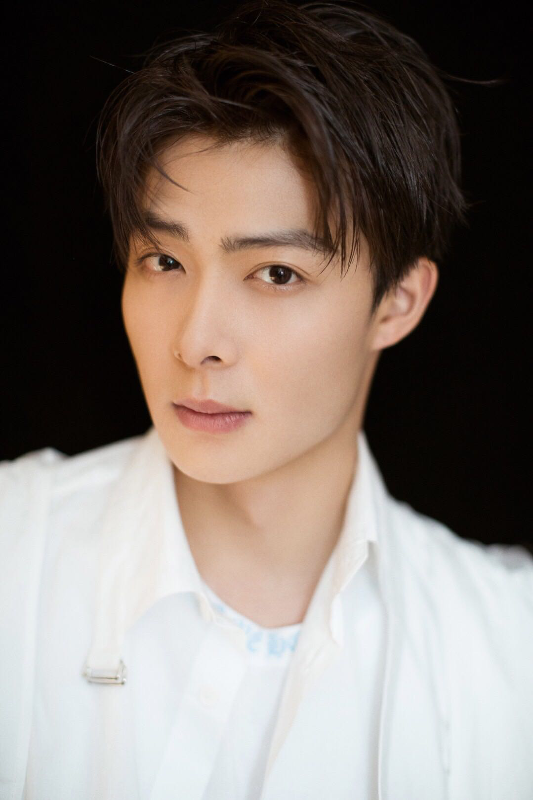 白衣少年张铭恩帅爆了