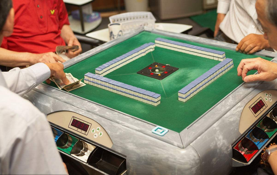 就在前不久苏州一男子在麻将馆输了七万元,把麻将砸开以后整个人瞬间