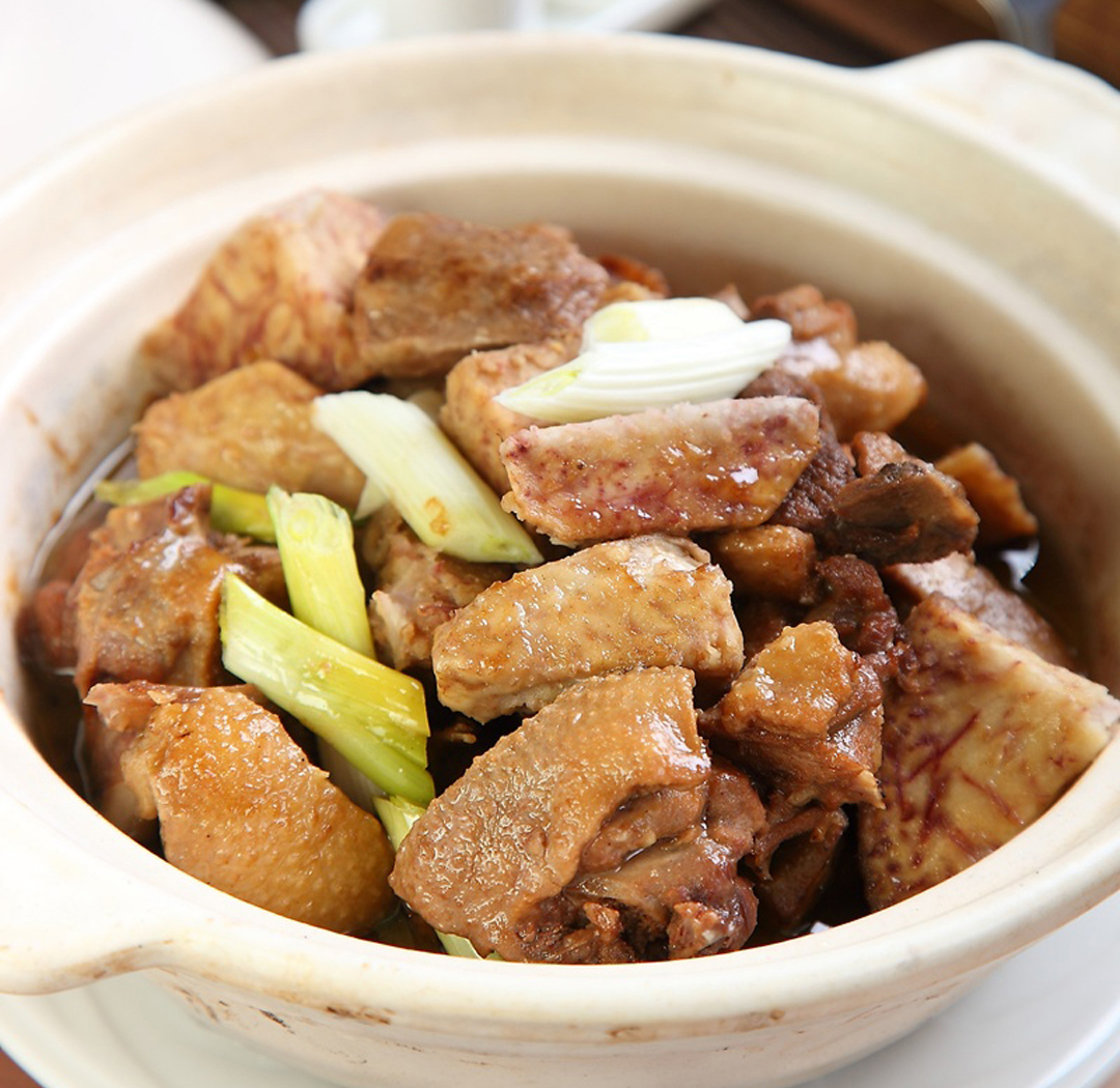将鸭肉与芋头一同炖煮成菜,使滋补的鸭肉味道更加浓厚,鸭肉不仅入口鲜