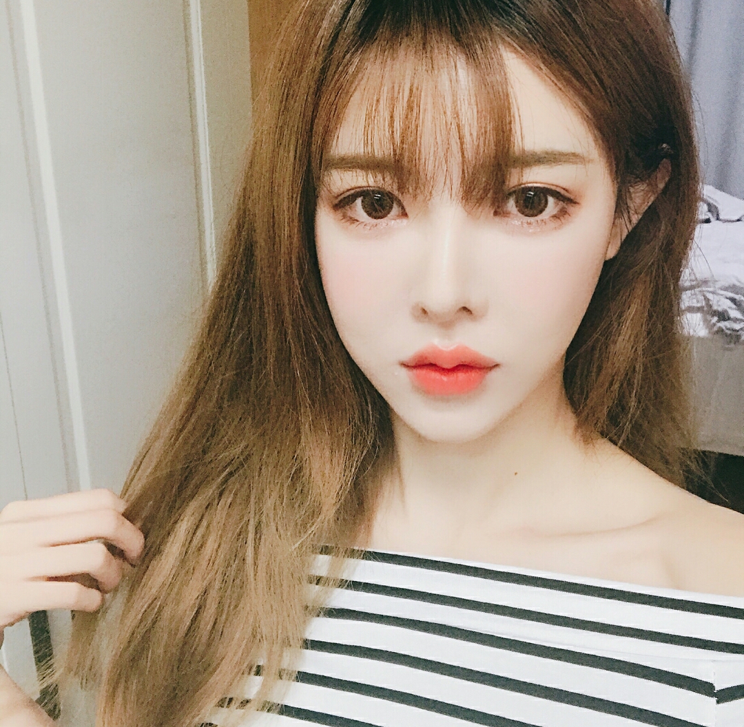 亚洲第一美少女阿英又双叒玩绝地求生5杀吃鸡沉迷其中