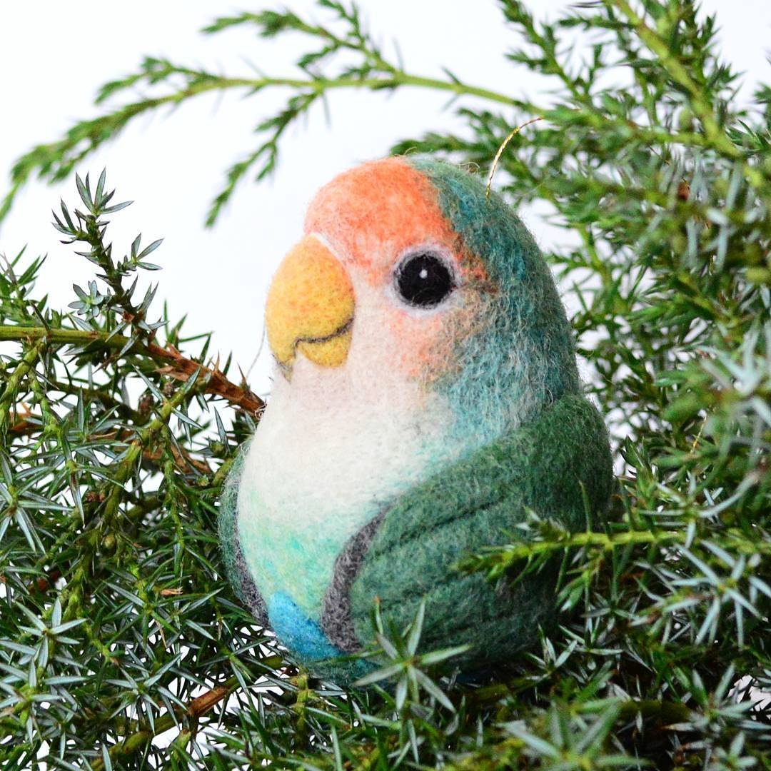 跳跃枝头的彩色鹦鹉来自lindabrike的羊毛毡艺术品