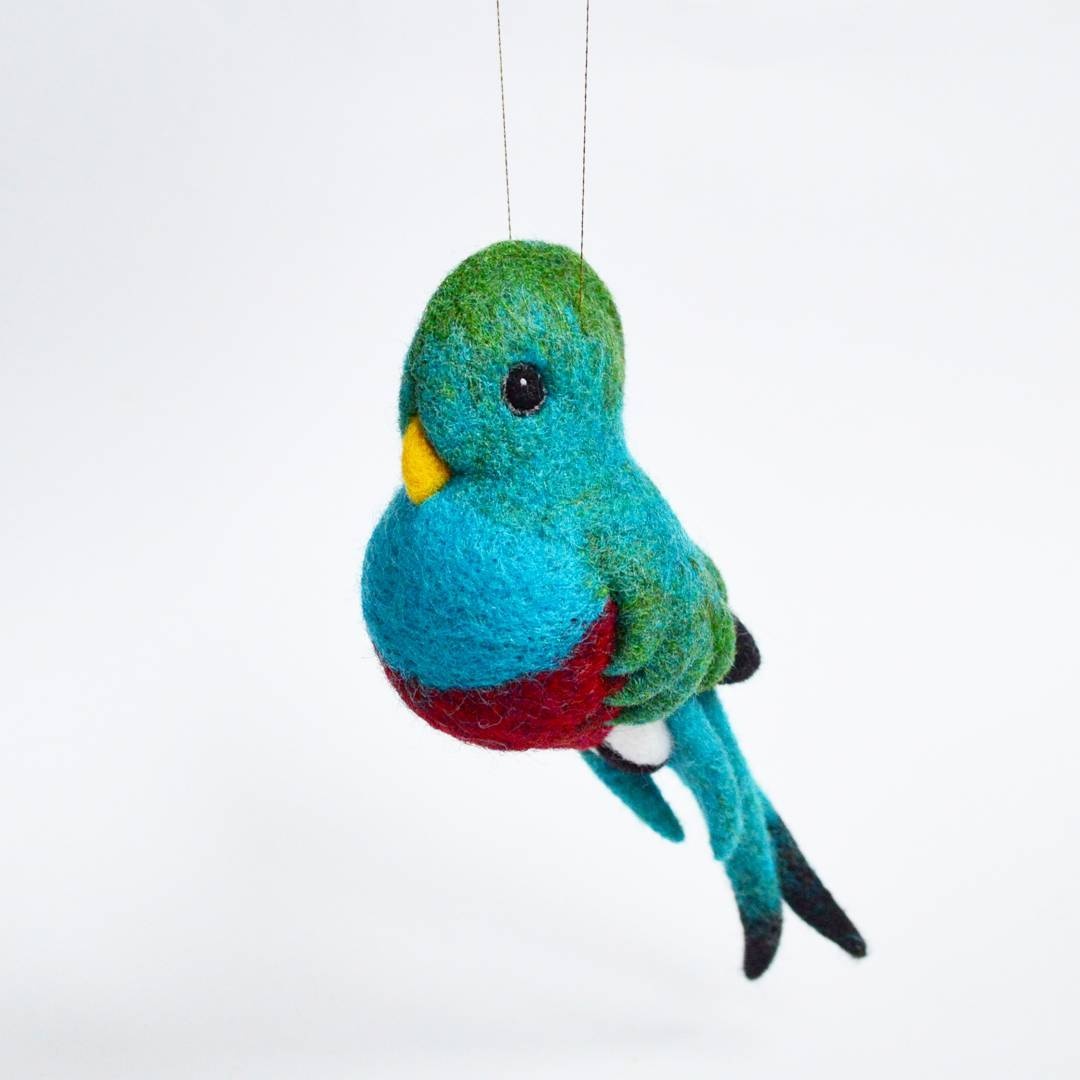 跳跃枝头的彩色鹦鹉来自lindabrike的羊毛毡艺术品