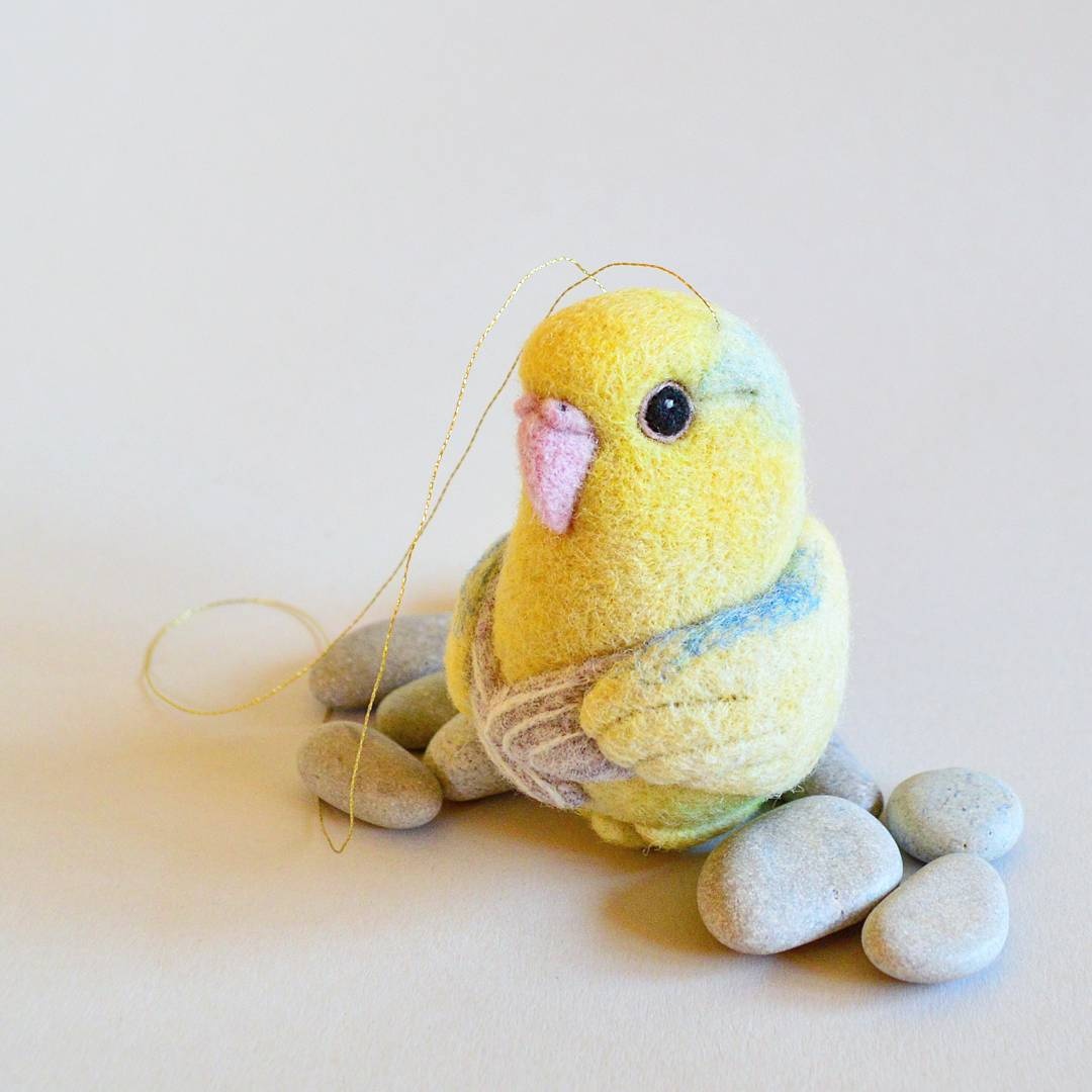 跳跃枝头的彩色鹦鹉来自lindabrike的羊毛毡艺术品