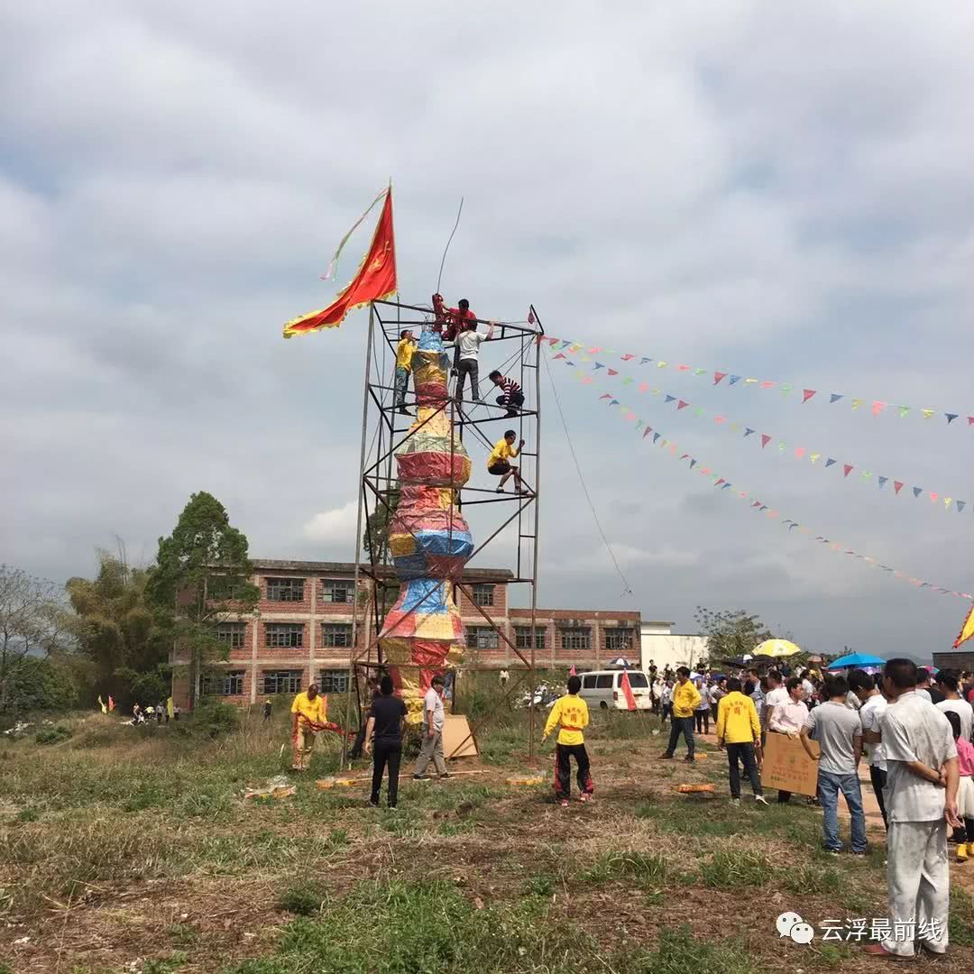 云浮:正月十八,郁南东华炮会聚集上千人,场面墟撼