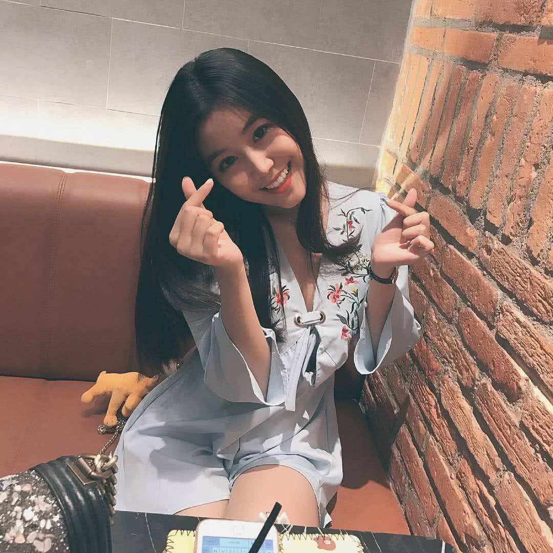 华裔越南美少女刚满17岁,胸大腰细,网友直呼不科学