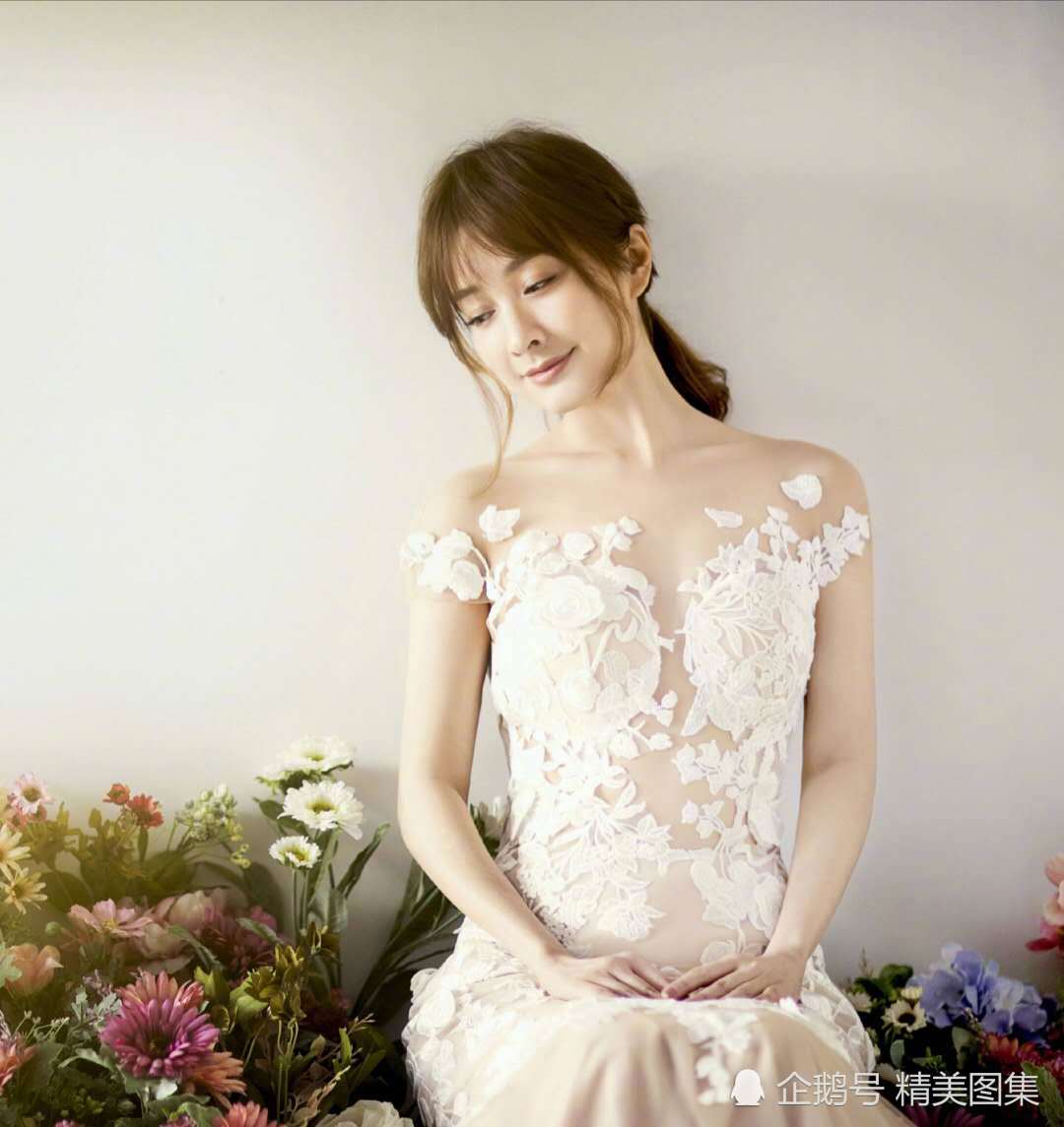 吴昕身穿白色蕾丝婚纱装,化身美丽新娘,美若天仙