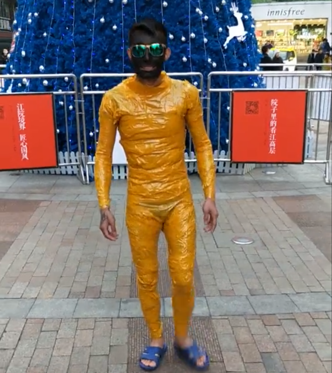 广西柳州一男子全身缠满胶带,现身街头,路人说他这件保暖衣不错
