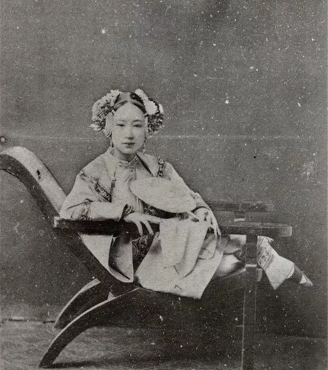 大清末年老照片女子美艳妖娆个个三寸金莲男子对此垂涎欲滴