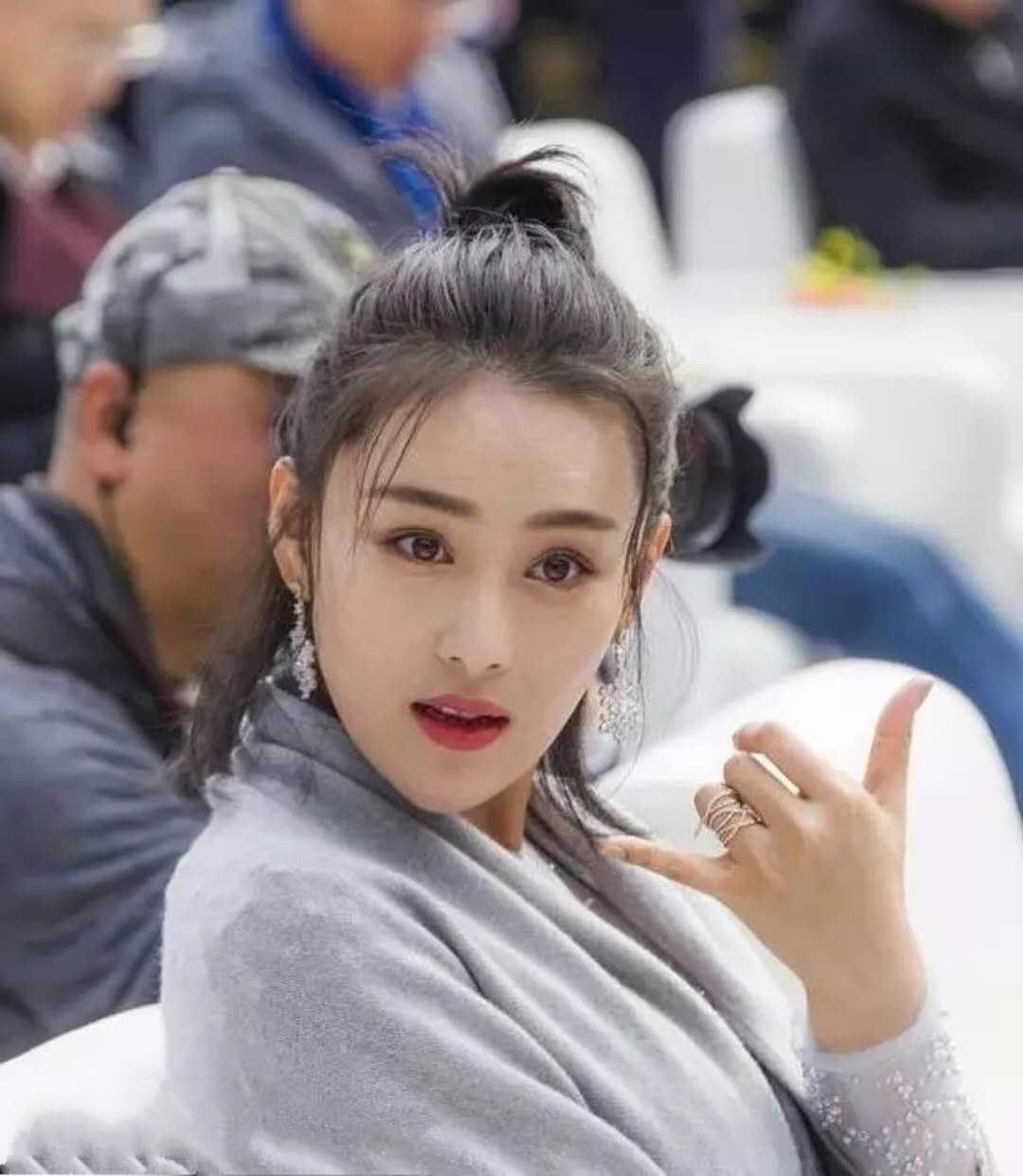 张馨予出席活动,惊艳出场太张扬!