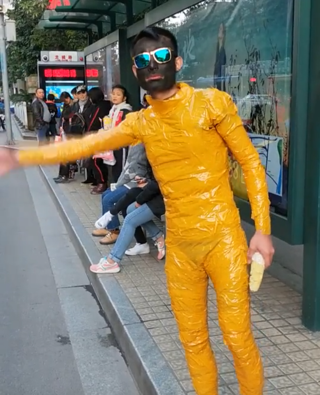 广西柳州一男子全身缠满胶带,现身街头,路人说他这件保暖衣不错
