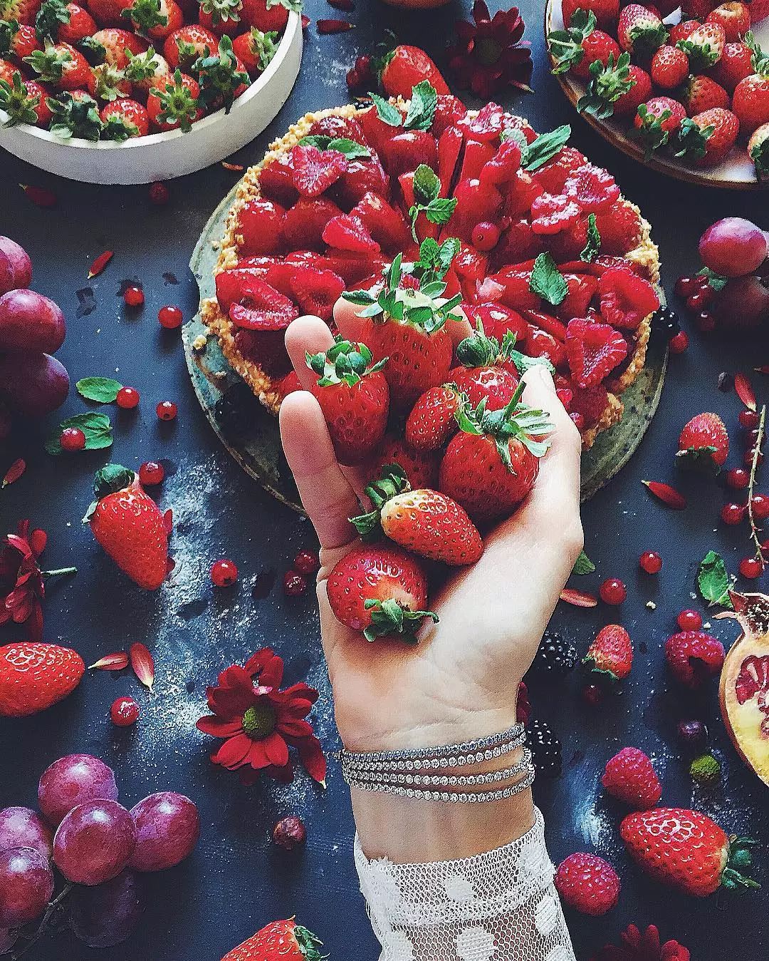 近日一组草莓图走红网络,据说ins上的草莓控都在围观这位姑娘的"朋友