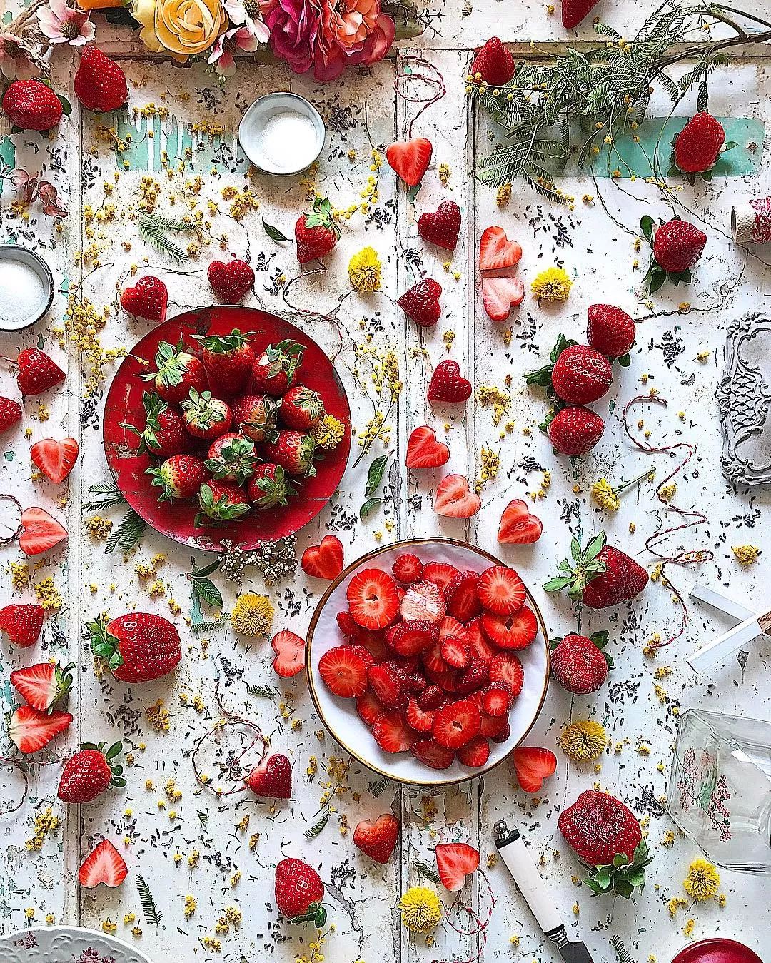 近日一组草莓图走红网络,据说ins上的草莓控都在围观这位姑娘的"朋友