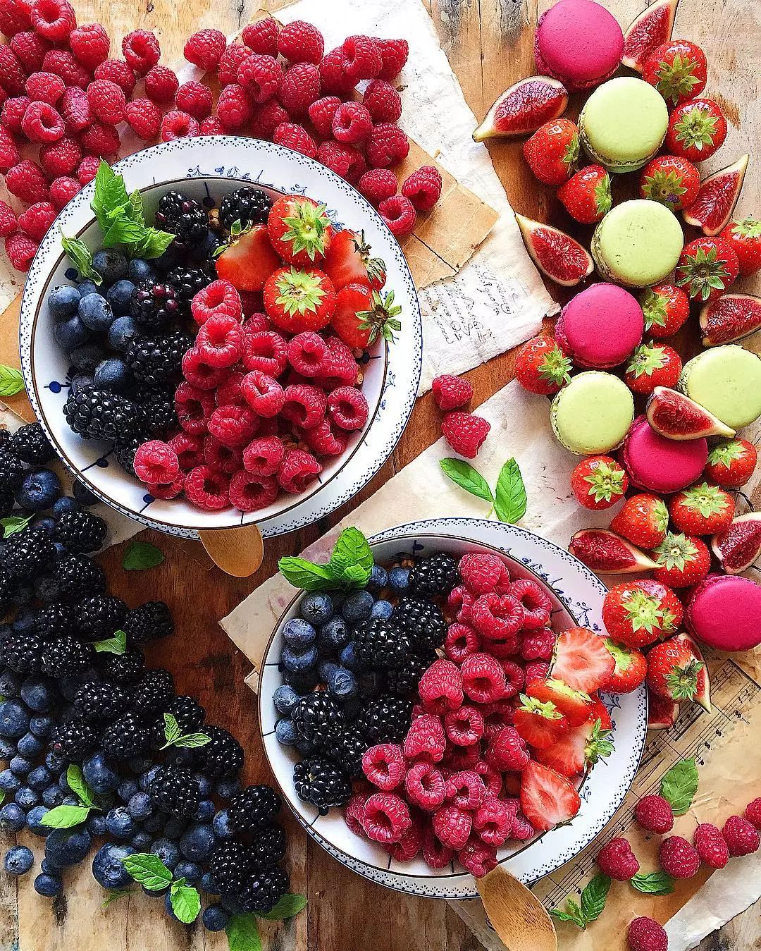 近日一组草莓图走红网络,据说ins上的草莓控都在围观这位姑娘的"朋友