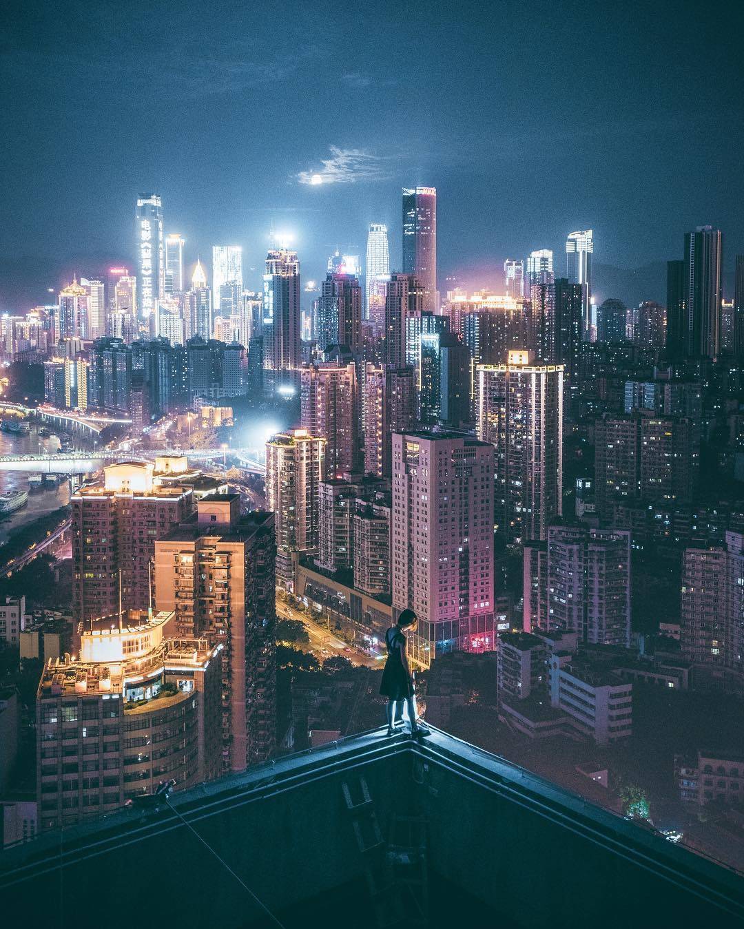 重庆一个三维立体的3d城市夜幕低垂下的她也是如此的美