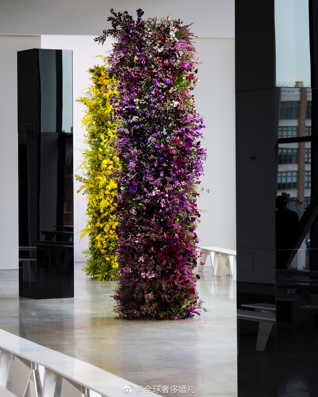 jason wu 2018秋冬大秀,彩色的鲜花和黑色的立柱组合