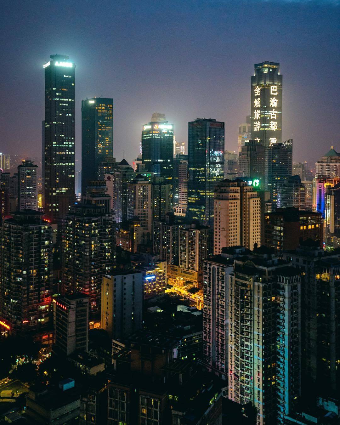 重庆一个三维立体的3d城市夜幕低垂下的她也是如此的美