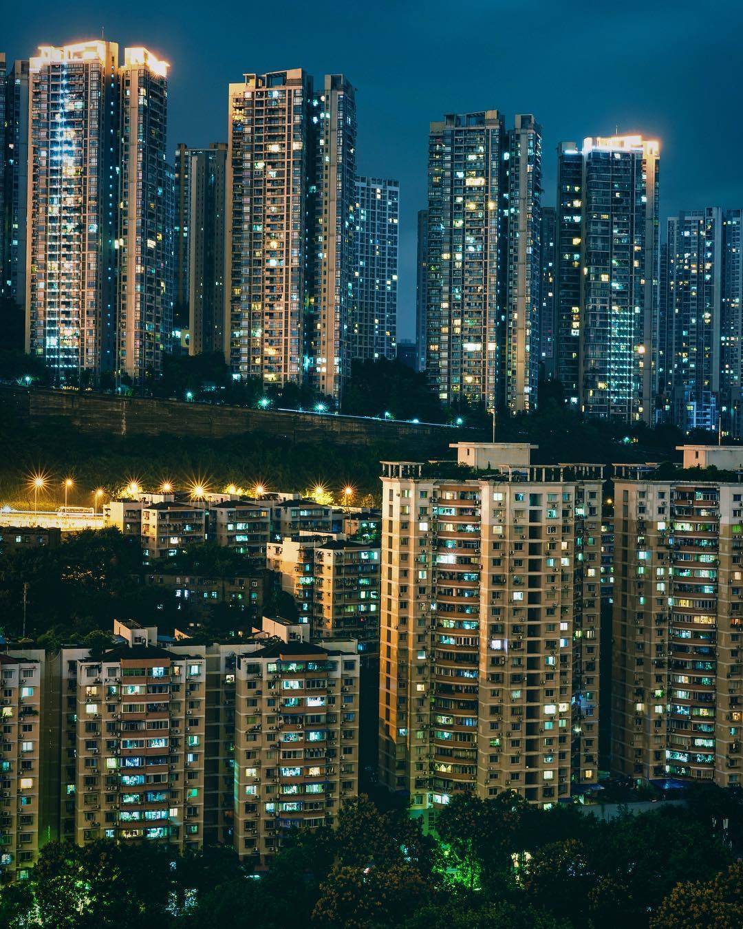 重庆一个三维立体的3d城市夜幕低垂下的她也是如此的美