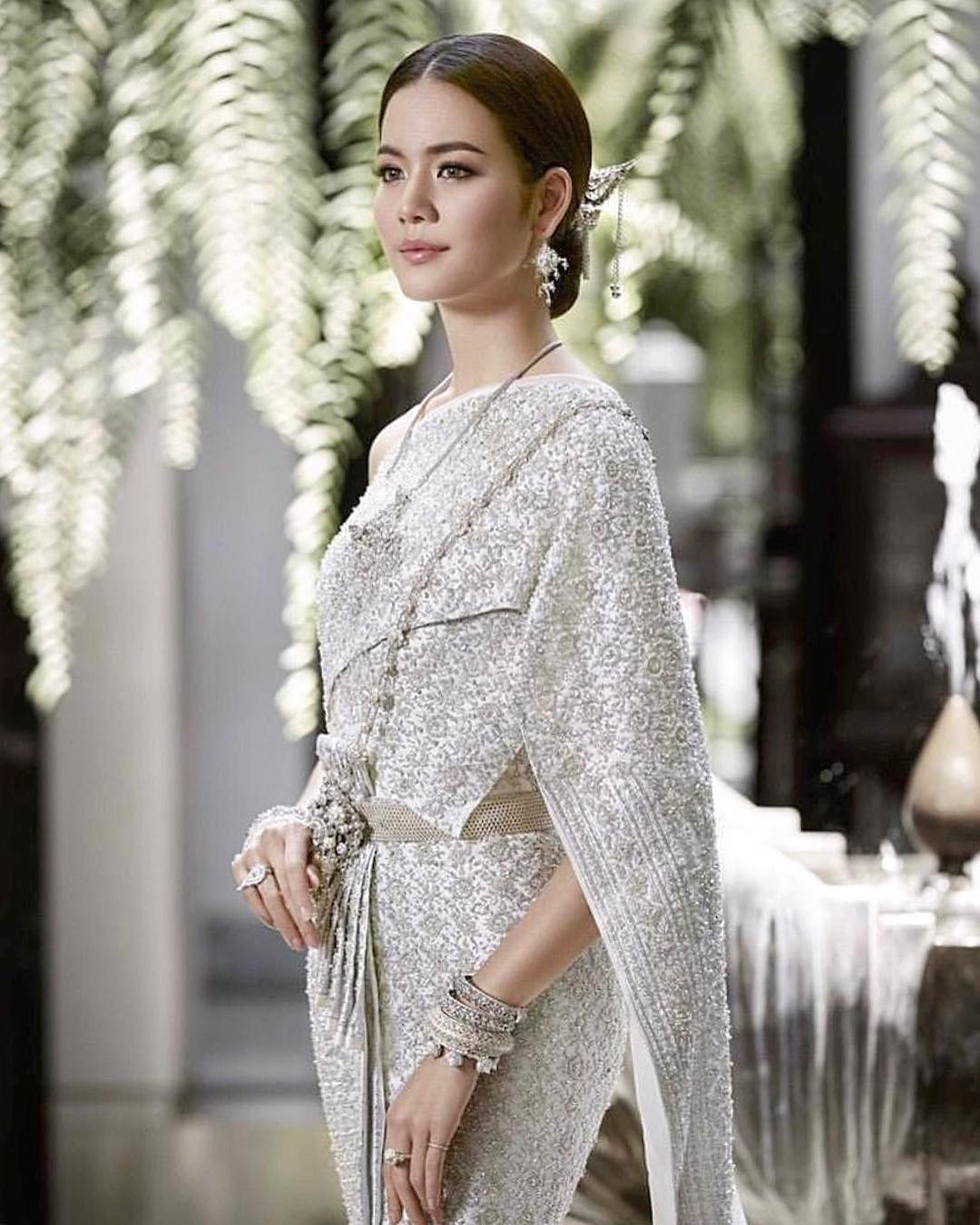 当人气泰国女星穿上迷人婚纱 传统泰服别具特色 现代礼服优雅大气