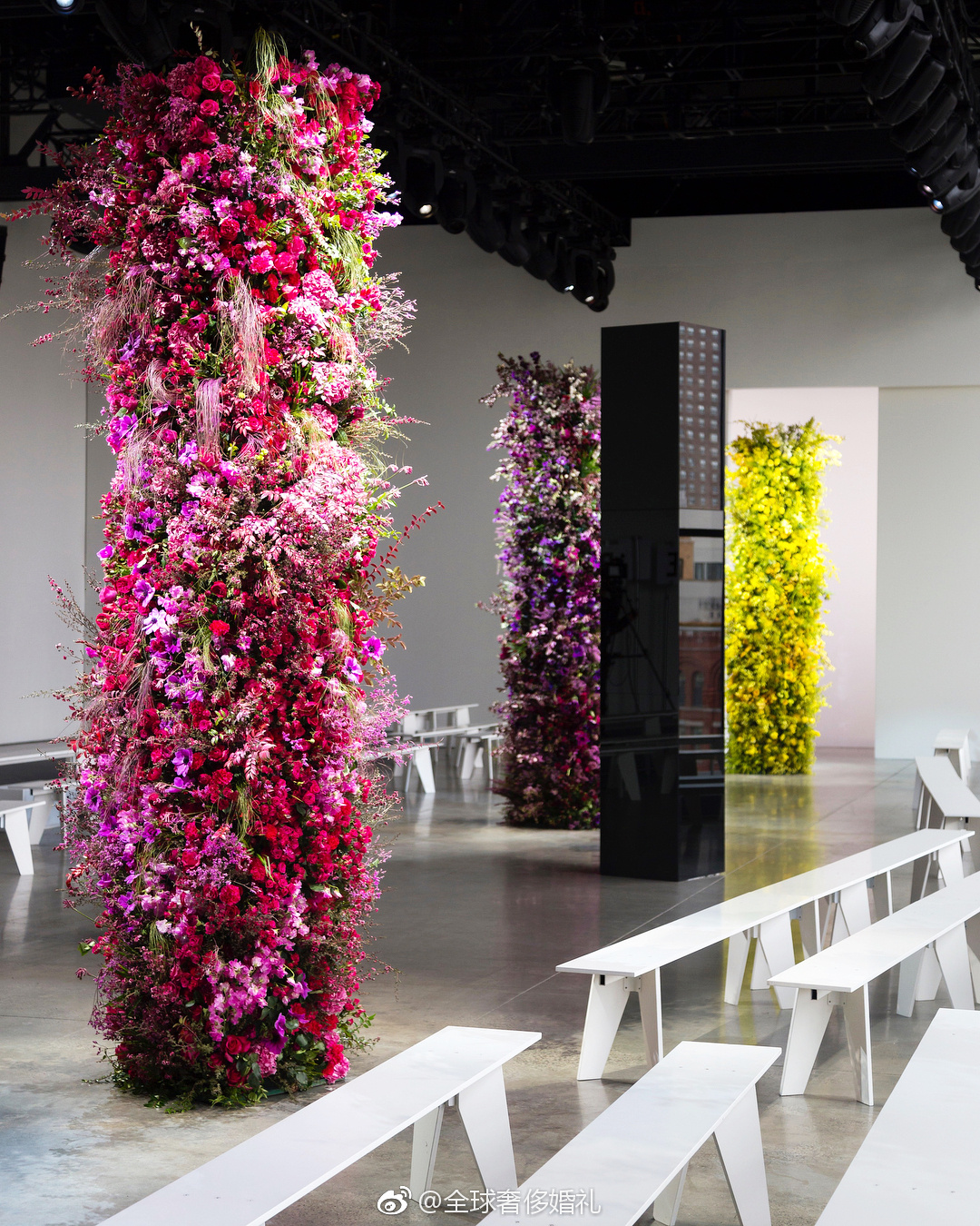 jason wu 2018秋冬大秀,彩色的鲜花和黑色的立柱组合