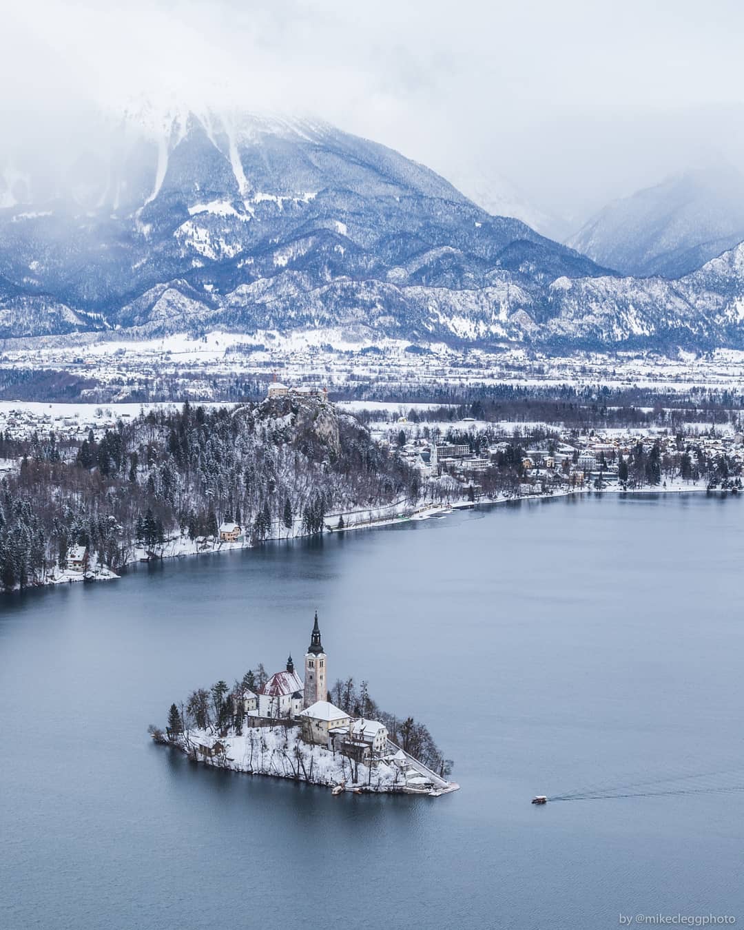 布莱德湖bledlake位于斯洛文尼亚西北部的阿尔卑斯山南麓
