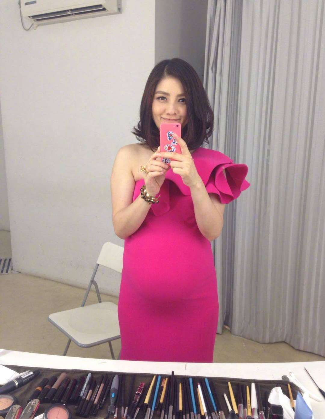 沙溢晒胡可的照片,胡可孕妇肚明显,安吉和小鱼儿是要有妹妹了?