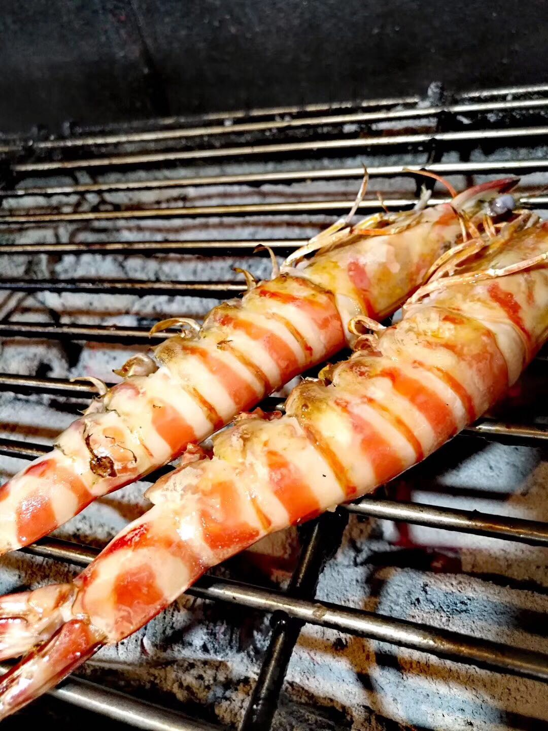 去夜市吃个炭烤红柳野生大斑节虾,二只就要198元